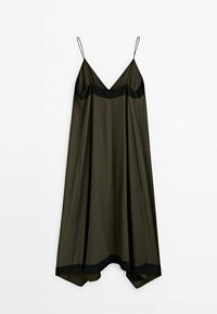 Robe nuisette olive foncé sans manches avec fines bretelles, bordure noire le long de la poitrine et de l'ourlet, suspendue sur un fond blanc uni.