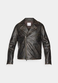 Bruine leren bikerjack met een verouderde afwerking. Beschikt over een brede kraag, een asymmetrische ritssluiting aan de voorkant en meerdere ritszakken.