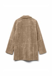 Veste en daim beige à coupe décontractée, dotée d'un col cranté, de manches longues et de coutures décoratives. Texture douce avec une finition lisse.