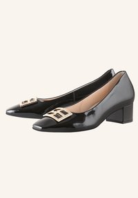 Escarpins en cuir verni noir avec bouts pointus, garniture dorée à l'avant et petit talon bloc. Texture lisse et design élégant.