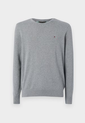 Grå pullovertrøje lavet af blødt strikmateriale, med rund halsudskæring og lange ærmer. Lille logo på brystet.