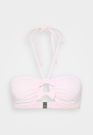 Top de bikini roz deschis cu un design bandeau, cu fronceuri, două fundițe în centru și un sistem de închidere metalic la spate.