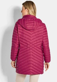 Bordeauxkleurige pufferjas met een chevronpatroon, capuchon en lange mouwen. Heeft een gequilte structuur en een rechte zoom, geschikt voor koud weer.