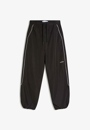 Pantaloni de trening negri cu manșete elastice, dungi albe pe laterale, talie elastică cu șnururi și logo mic alb pe coapsă.