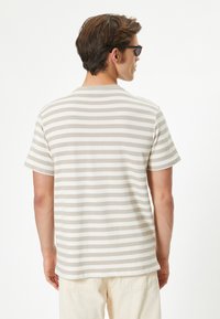 Koton - T-shirt z nadrukiem