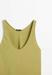Helles grünes Tanktop mit tiefem V-Ausschnitt, ärmellosem Design, glatter Textur und leichtem Stoff. Keine sichtbaren Muster oder Akzente.