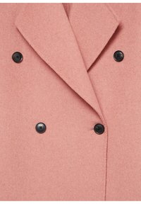 Lyserød dobbeltradet frakke lavet af blødt uld med en glat tekstur, featuring sorte knapper og et klassisk notched lapel design.