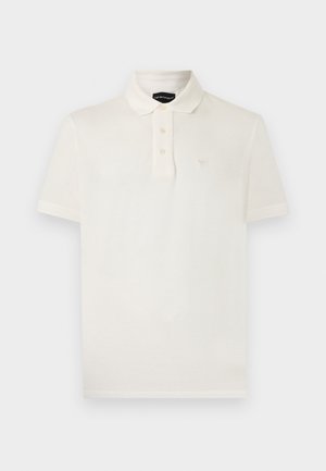 Bela kratka polo srajca z rokavi, s tremi gumbi in majhnim izvezenim logotipom na levi strani prsnega koša.