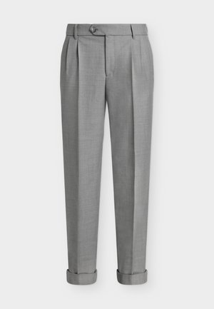 Pantalon gris clair ajusté avec plis, ourlets retroussés, passants de ceinture et fermeture de taille à bouton.