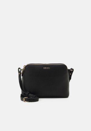 Sac bandoulière en cuir noir texturé avec bandoulière réglable, fermeture éclair dorée et logo "Liu Jo" au centre devant.