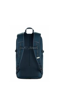 Marineblauwe rugzak met gewatteerde schouderbanden, netpaneel aan de achterkant, verstelbare borstriem en zijvakken. Zachte textuur en eenvoudig ontwerp.