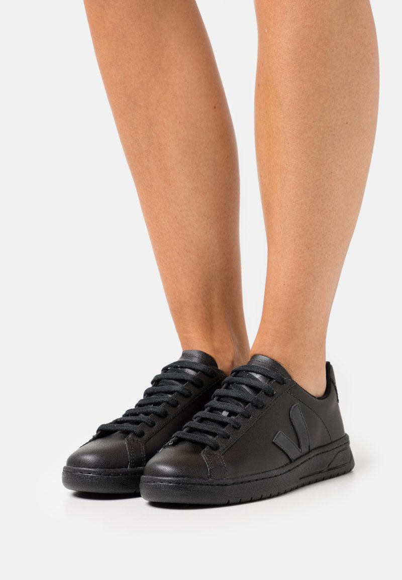 veja all black trainers