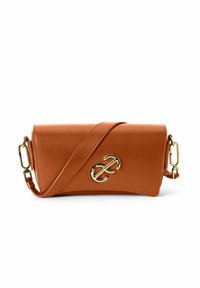Borsa a tracolla in pelle marrone con accento in logo dorato, design con pattina angolata e tracolla regolabile con chiusura in hardware dorato.
