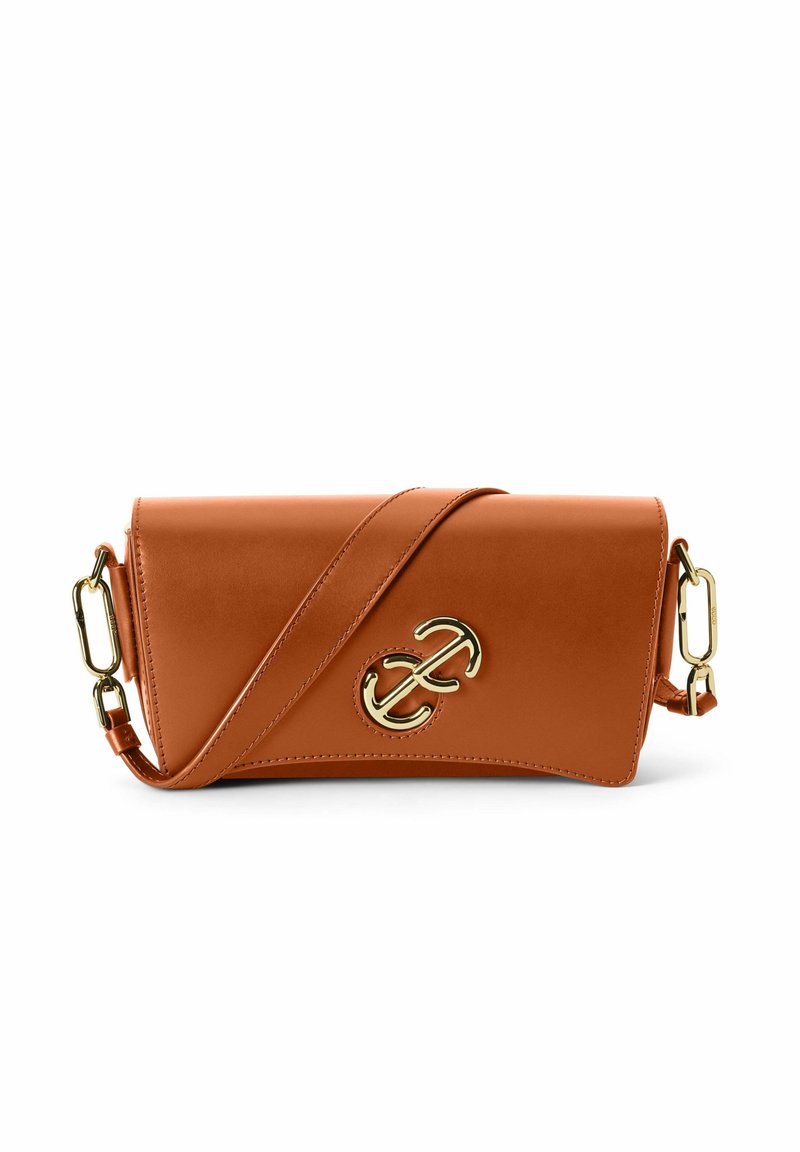 Borsa a tracolla in pelle marrone con accento in logo dorato, design con pattina angolata e tracolla regolabile con chiusura in hardware dorato.