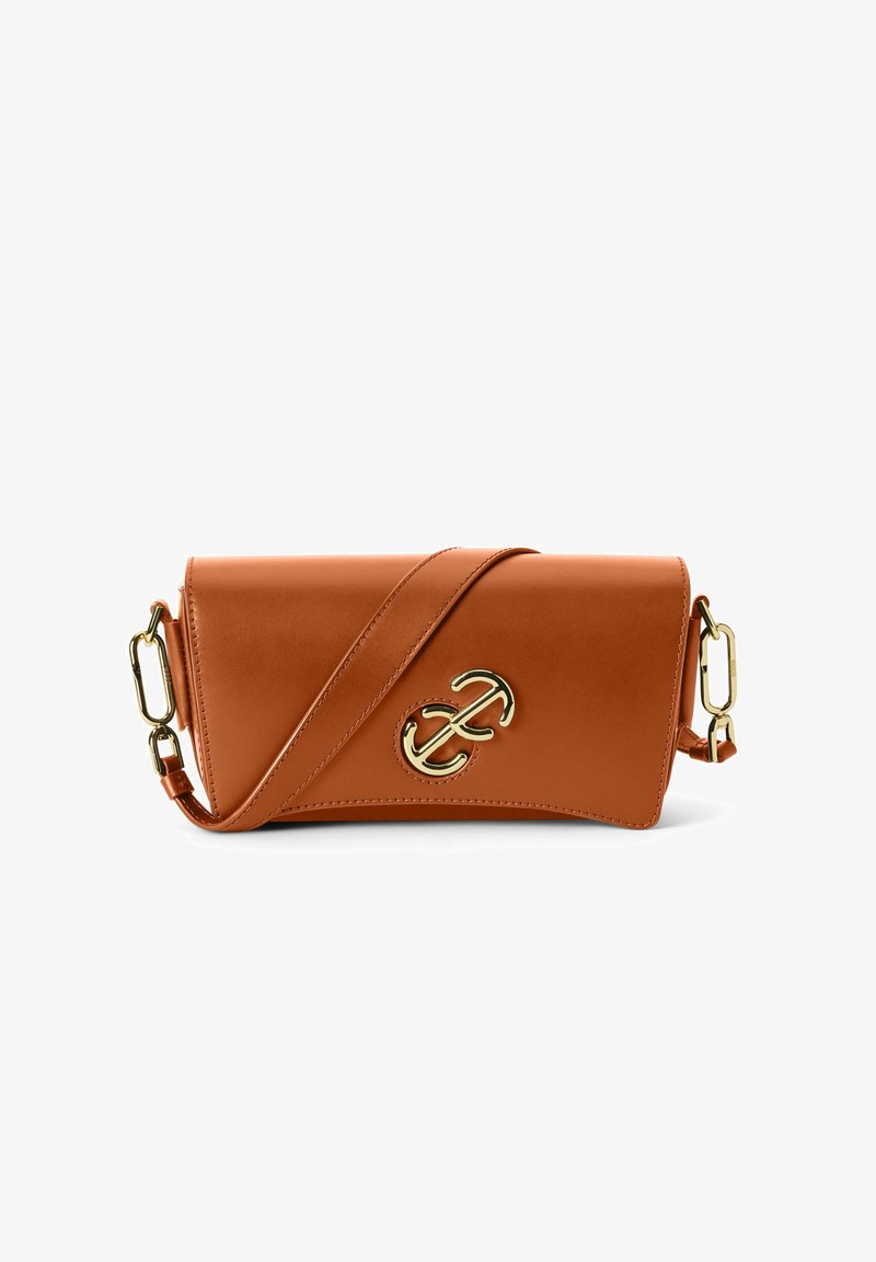 Braune Leder-Crossbody-Tasche mit einem goldenen Logo-Akzent, schrägem Klappen-design und verstellbarem Tragegurt mit goldenem Verschluss.