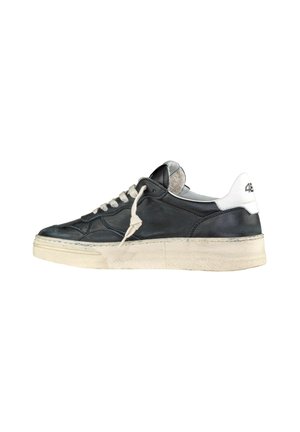 Sneaker in pelle nera con accenti bianchi, punta arrotondata e suola in gomma beige. Presenta lacci crema e un dettaglio testurizzato sul tallone.