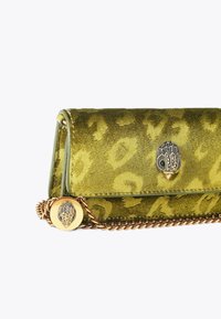 Groene fluwelen clutch met luipaardprint, gouden kettingriem en sierlijke hardware met fijne details.