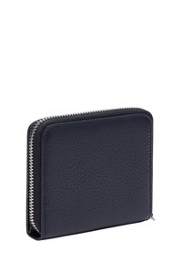 Portefeuille en cuir navy avec surface texturée, fermeture zippée et quincaillerie en métal argenté. Forme rectangulaire, design compact adapté au rangement de cartes.