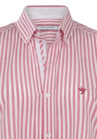 Camicia a righe rosse e bianche con colletto button-down, dotata di un piccolo logo di un uccellino ricamato sul lato sinistro del petto. Materiale in cotone.