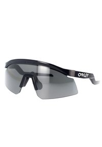 Occhiali da sole sportivi neri con design avvolgente, lenti scure e una montatura leggera. Presentano un ponte nasale per una vestibilità sicura.