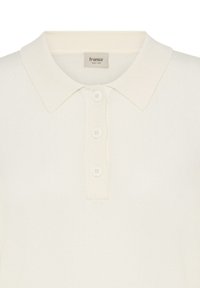 Chemise blanche à col avec trois boutons sur le devant et une étiquette de marque Fransa au niveau du col.
