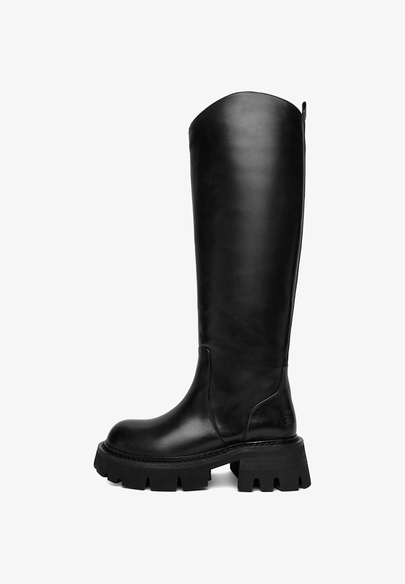 Mustad põlveni ulatuvad nahkasaapad, millel on sile viimistlus, kandiline kummitald ja ümar varvas, minimaalsete õmblustega ning külgedel tõmbluka aas.