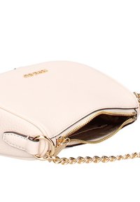 Borsa a tracolla in pelle rosa chiaro con cerniera dorata, tracolla a catena e dettaglio logo dorato. Presenta una superficie strutturata e una forma arrotondata.