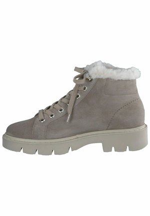 Bottine en daim gris clair avec col en fausse fourrure, bout rond, lacets à l'avant et semelle épaisse beige avec motifs de grip texturés.