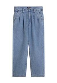 Pantalones de mezclilla azul claro con un corte relajado, que presentan una cintura alta, pinzas y bolsillos frontales. La superficie tiene una textura suave y piernas rectas.