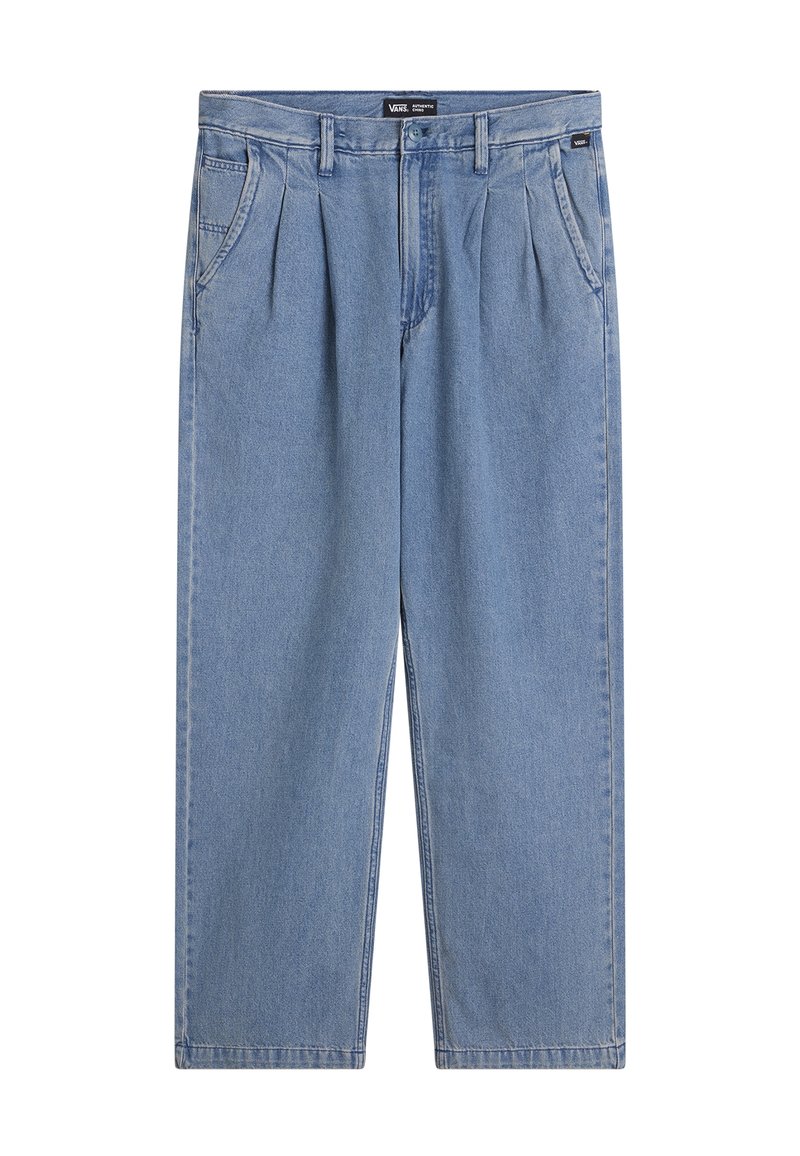 Pantalones de mezclilla azul claro con un corte relajado, que presentan una cintura alta, pinzas y bolsillos frontales. La superficie tiene una textura suave y piernas rectas.