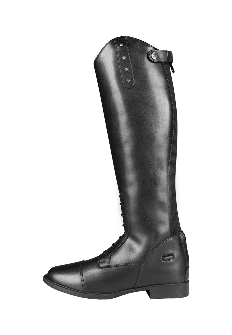 Stivale da equitazione in pelle nera alto con cerniera laterale, lacci alla caviglia, borchie decorative vicino alla parte superiore e tacco basso su sfondo bianco.