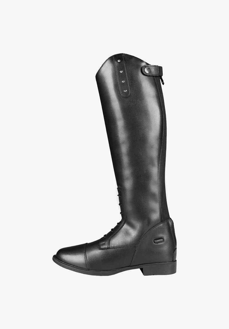 Bota ecuestre alta de cuero negro con cremallera lateral, cordones en el tobillo, tachuelas decorativas cerca de la parte superior y tacón bajo sobre fondo blanco.