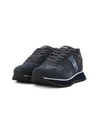 Sneaker da uomo in suede blu navy con una finitura testurizzata, dotate di lacci grigi, accenti bianchi e suola in gomma nera.