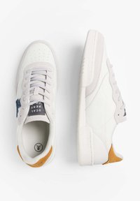 Witte sneakers van leer met grijze suède accenten, ronde neus, geperforeerd design, platte veters en een tan hiel detail.
