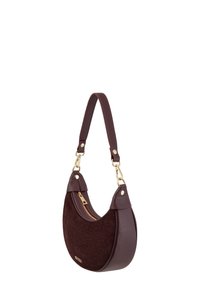 Sac à main marron foncé en forme de croissant avec textures en cuir et en tissu, fermeture éclair dorée et bandoulière détachable avec quincaillerie dorée.