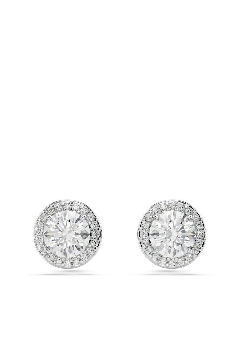 Runde diamant øreringer med en halo av mindre diamanter, satt i polert hvitt metall. Gjennomsiktige, glitrende steiner viser klarhet.