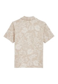 Košile s krátkým rukávem ve světle béžové barvě s bílým květinovým vzorem ve tvaru listů. Má klasický límec a texturovanou látku.