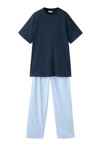 Merihenkinen puuvillapaita lyhyillä hihoilla yhdistettynä vaaleansinisiin, pystysuunnassa raidoitettuihin leveisiin housuihin, jotka on valmistettu kevyestä kankaasta.