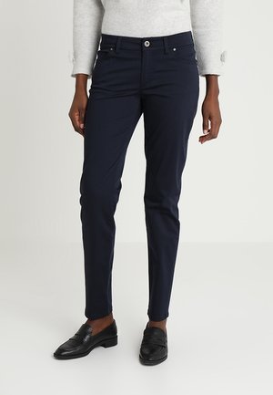 Pantalon stretch bleu marine avec une coupe slim, doté d'une fermeture à bouton et de poches frontales, fabriqué dans un tissu lisse avec un subtil éclat.