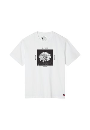 Witte T-shirt met korte mouwen met zwart-witte bloemenfoto in het midden, kleine bladontwerpen en het woord "unless." onder de bloem.