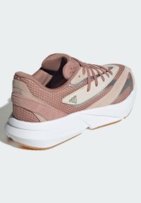 Leichtgewichtiger Sportschuh mit Obermaterial aus Mesh und Wildleder in Pink und Beige. Rundes, weißes Mittelsohlendesign mit "LIGHTSTRIKE"-Branding.
