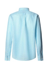 Camisa de manga larga a rayas azul claro con cuello tipo botón y yugo en la parte trasera. Presenta botones blancos y puños rectos con una hendidura.