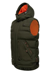 Grön isolerad väst med en orange fleecefoder, med dragkedja framtill, två framfickor och djärv branding vid nederkanten.