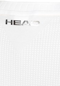 Witte textielstof met een subtiele gaasstructuur. Bevat een zilveren "HEAD" logo dat zich dicht bij de bovenrand bevindt. Eenvoudig en modern ontwerp.