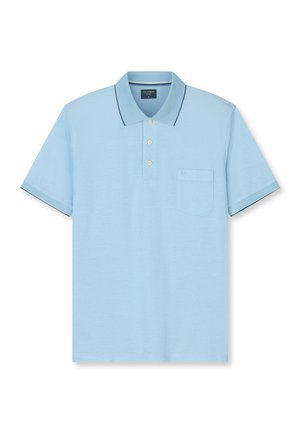 Helles blaues Poloshirt mit Kragen, drei Knöpfen und einer Brusttasche. Verfügt über kontrastierende dunkle Säume am Kragen und den Ärmeln.