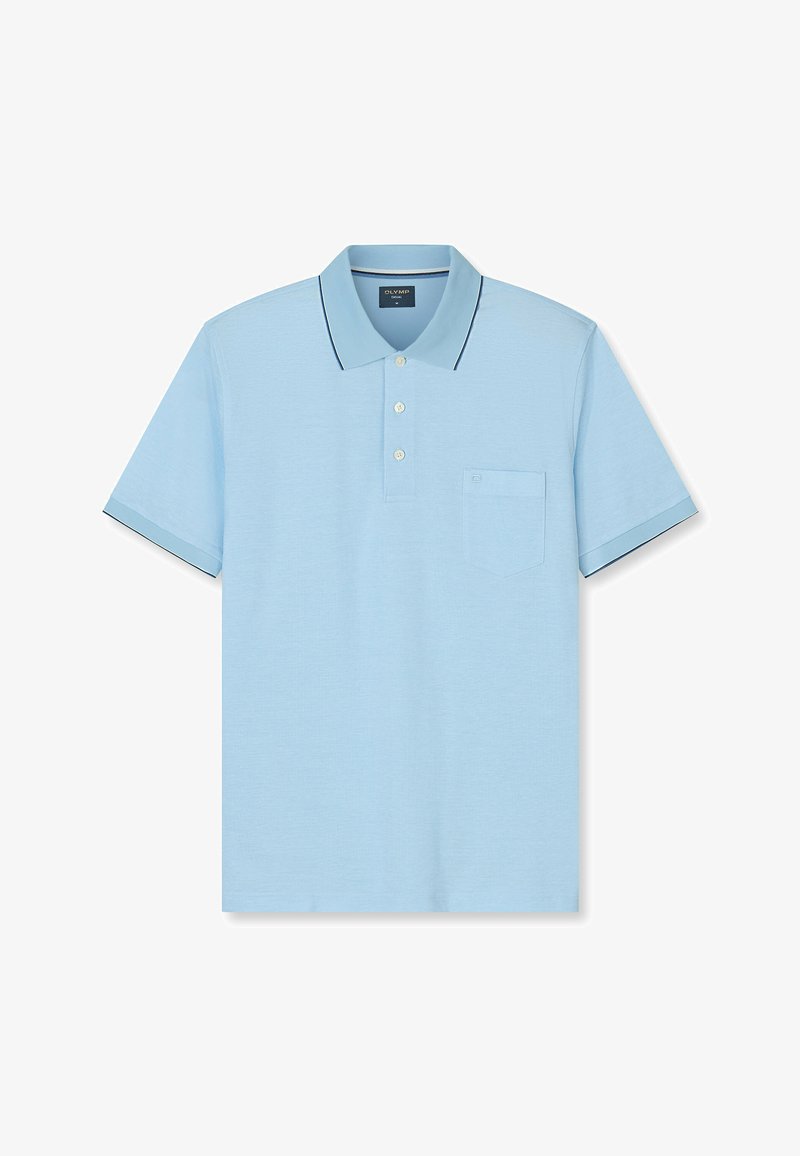 Helles blaues Poloshirt mit Kragen, drei Knöpfen und einer Brusttasche. Verfügt über kontrastierende dunkle Säume am Kragen und den Ärmeln.