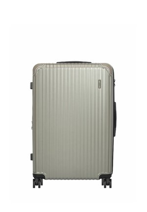 Duża srebrna walizka z twardą obudową z pionowymi żłobieniami, czterema czarnymi kółkami i czarnymi uchwytami na białym tle.