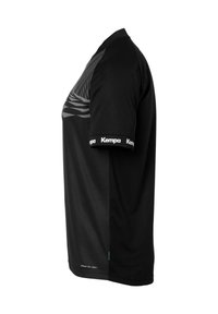 Sort sports t-shirt lavet af fugttransporterende stof. Har et subtilt stripet design i grå og branding på ærmet. Korte ærmer.