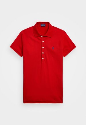 Polo shirt rouge en coton, doté d'un col, de manches courtes et d'un logo bleu brodé sur le côté gauche de la poitrine. Cinq boutons au cou.