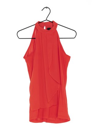 Rote ärmellose Bluse an einem schwarzen Kleiderbügel, mit hohem Kragen, drapiertem Stoff, weicher Textur und fließender Silhouette.